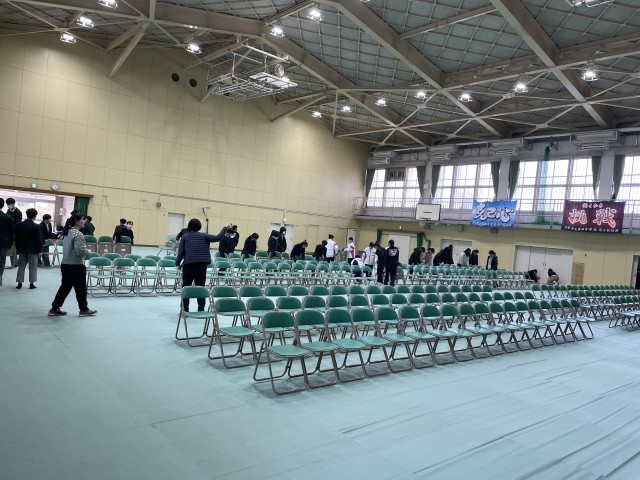 体育館クラブ員による会場設営