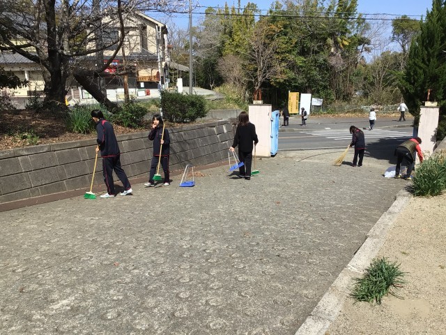 正門の落ち葉もすっきり綺麗に