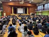 校長先生の話を聞く様子